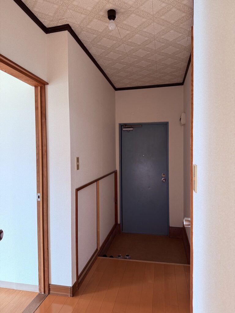 玄関　部屋側から撮影