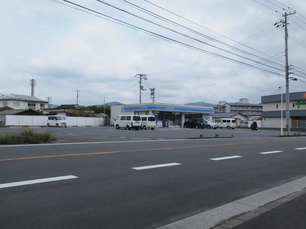 コンビニ　ローソン宿毛工業高校前店（コンビニ）まで381m